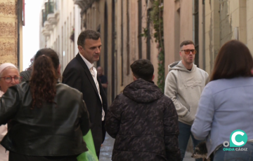 El alcalde durante el pasado miércoles dialoga con algunos de los vecinos del barrio