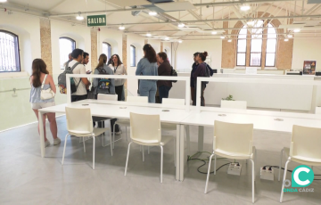 Algunos ciudadanos durante las visitas a las nuevas dependencias