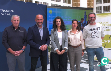 Autoridades junto con representantes de la entidad profesional en el palacio provincial este jueves