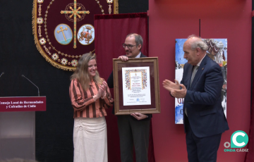 El autor recibe una distinción durante el acto