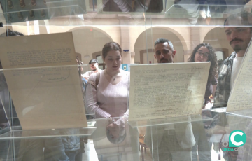 Vitrina con materiales de gran valor documental cedidos por la Fundación Bonald