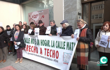 Concentración tras el fallecimiento de personas sin hogaren la capital gaditana