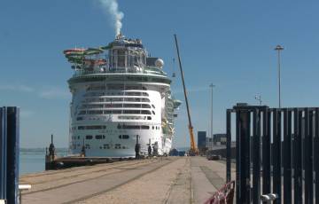 Barco de pasajeros a punto de zarpar en el muelle de la capital gaditana