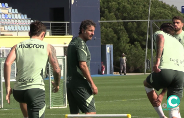 El técnico vasco durante su estreno en las sesiones de preparación con el plantel cadista