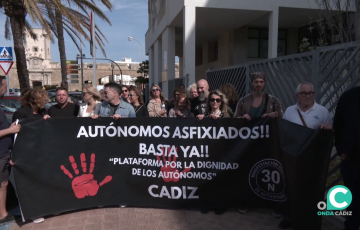 Pancarta de los movilizados este lunes en la capital gaditana