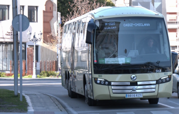 Autobus de la emrpesa circulando por la capital gaditana
