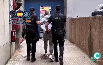 Uno de los arrestados conducido por los agentes