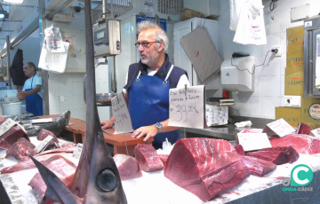 Uno de los puestos del espacio comercial con el genero fresco listo para la venta