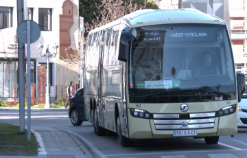 Autobus circulando por la capital gaditana