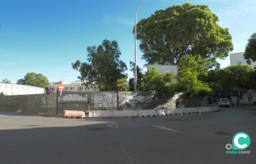 Espacio donde se levantará la nueva instalacion deportiva en la calle Brunete esquina con Ciudad de Santánder