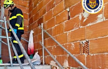 Bomberos en el edificio en obras en Cerro del Moro. 