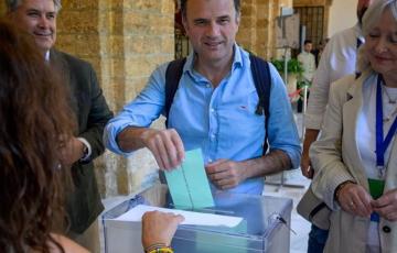 Bruno García ejerce su derecho al voto en la jornada electoral
