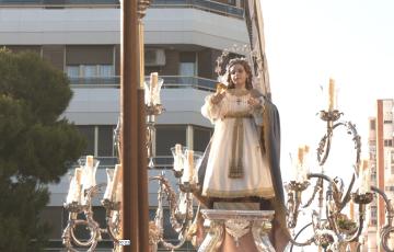 La imagen procesionaba sobre su nueva peana de orfebrería realizada en San Fernando