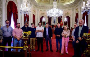 Foto de familia de la visita en el salón de plenos del Ayuntamiento.
