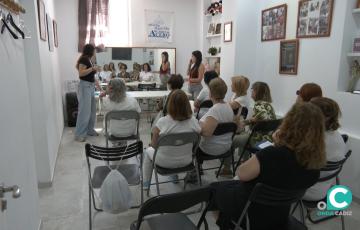 Talleres sobre salud femenina en la asociación Mujeres de Acero. 