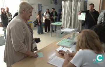 Dos horas antes del cierre de los colegios ya habían votado casi la mitad de la población censada