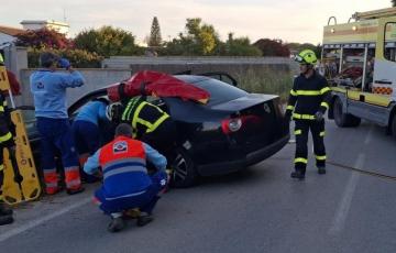 Operarios de rescate trabajan en el lugar del accidente