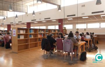 Interior de la biblioteca Adolfo Suárez.