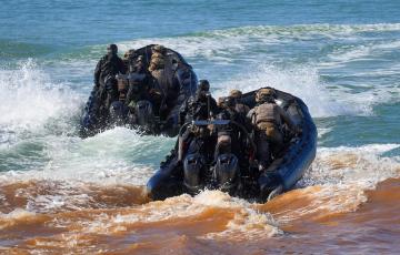Lanchas de la Armada durante una exhibición militar en la Playa del Retín en marzo de 2025