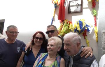 El homenajeado Antonio Galán junto a su familia tras descubrir la placa.