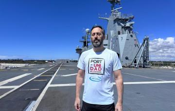 Juan Luis Muñoz Escassi, impulsor del Reto Pichón, en la cubierta de vuelo del buque 'Juan Carlos I'