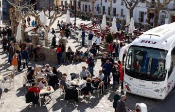 Imagen publicada por el Ayuntamiento de Grazalema donde se ve la afluencia de turistas este puente del Primero de Mayo