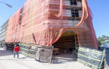 Un obrero trabaja en un bloque de viviendas en construcción.