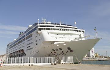 Un crucero alclado en el muelle de Cádiz 