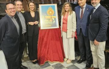 Autoridades e invitados ante la obra del fotógrafo y diseñador gráfico José María Reyna