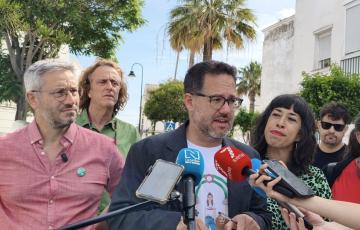 El candidato, José Ignacio García, en una atención a los medios