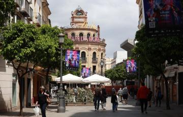 Gente paseando por una de las calles del centro histórico de Jerez.