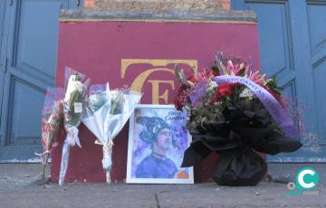 Entrega floral a las puertas del Gran Teatro Falla. 
