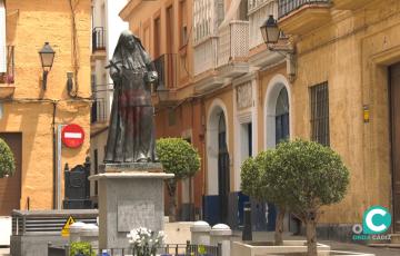 Estado del monumento a Santa Ángela de la Cruz, en plaza de las Viudas. 