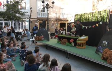 La compañía Pequeños Duendes provocó la risa y el baile entre el público asistente