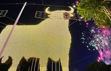 Toro de Osborne iluminado en el recinto ferial portuense