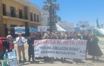 Momento de la protesta este martes ante la sede de la Subdelegación de Gobierno en Cádiz 