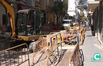 Maquinaria para los trabajos que se están efectuando actualmente en la via