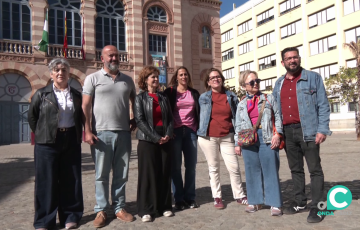 Un momento del encuentro ante los medios este lunes frente al Gran Teatro Falla