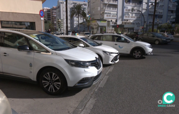 Vehículos de taxi en la parada de la Glorietas Helios de la capital gaditana