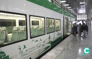 Usuarios acceden a los vagones en la estación de Cádiz