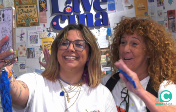 Las dueñas del local durante la realización de un video promocional 