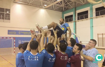Carlitos homenajeado por sus compañeros tras el choque del pasado sábado