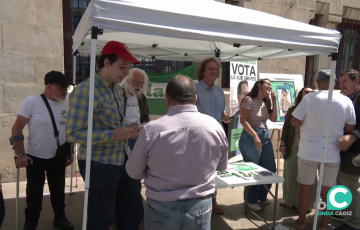 Carpa informativa instalada este martes junto a la sede de correos