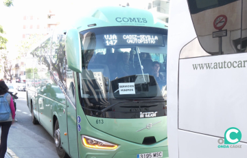 Vehículo en servicios mínimos este jueves en una parada de Cádiz