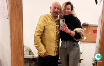 Campos posa con una de sus creaciones que viste al cantante portuense Ruibal