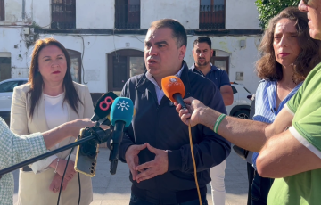 El dirigente socialista interviene ante los medios de comunicación