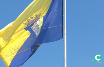 La bandera cadista este jueves en la plaza de Sevilla