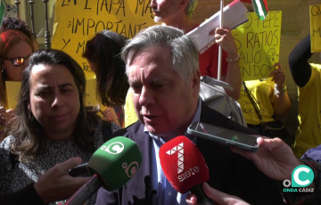 El dirigente socialista contesta a los medios durante la movilización de este jueves