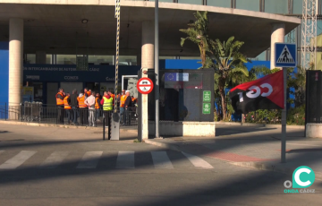 Trabajadores concentrados ante la estación de la capital gaditana durante las movilizaciones