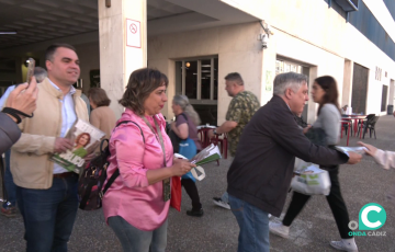 Álvarez durante un reparto electoral este viernes a las puertas del Hospital Puerta del Mar.